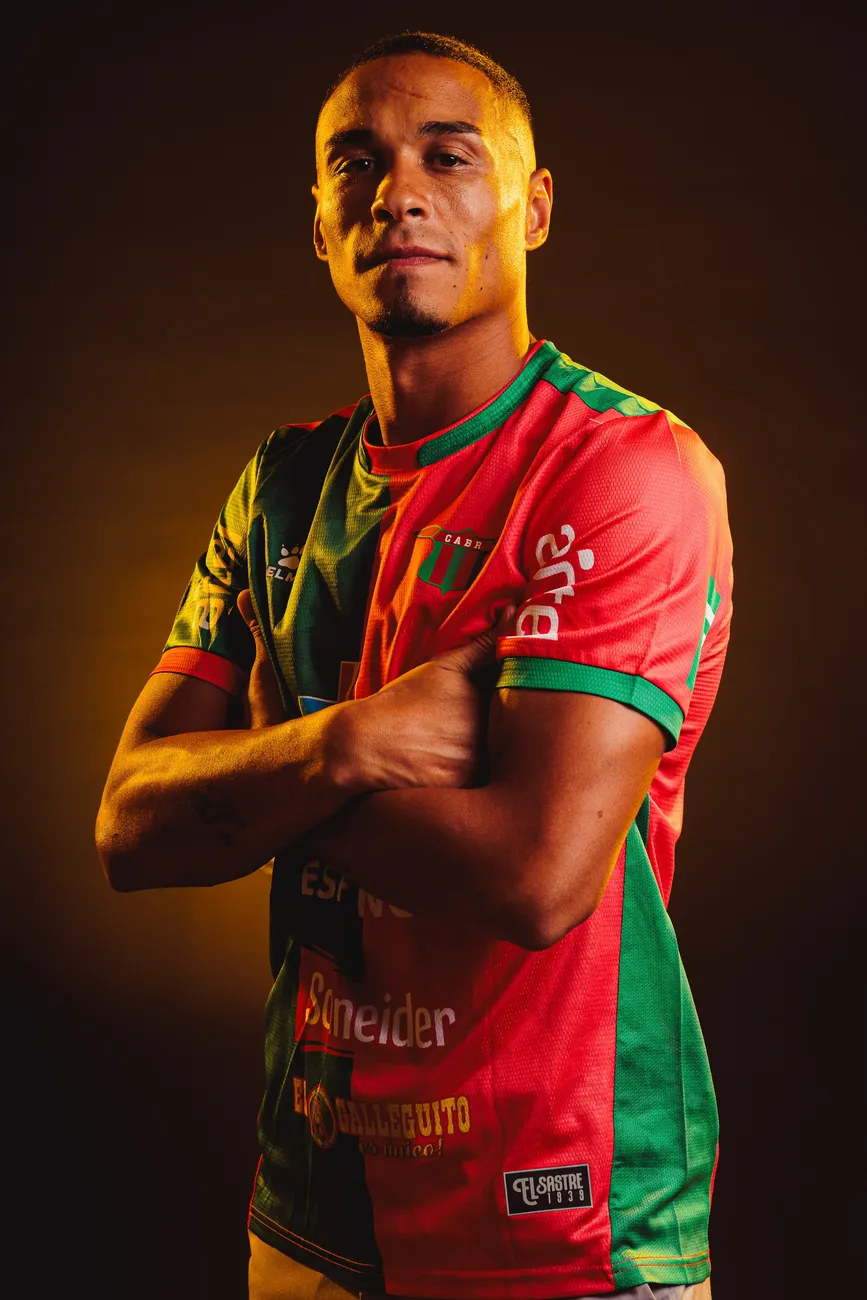 Jugador del plantel 2026 con los brazos cruzados