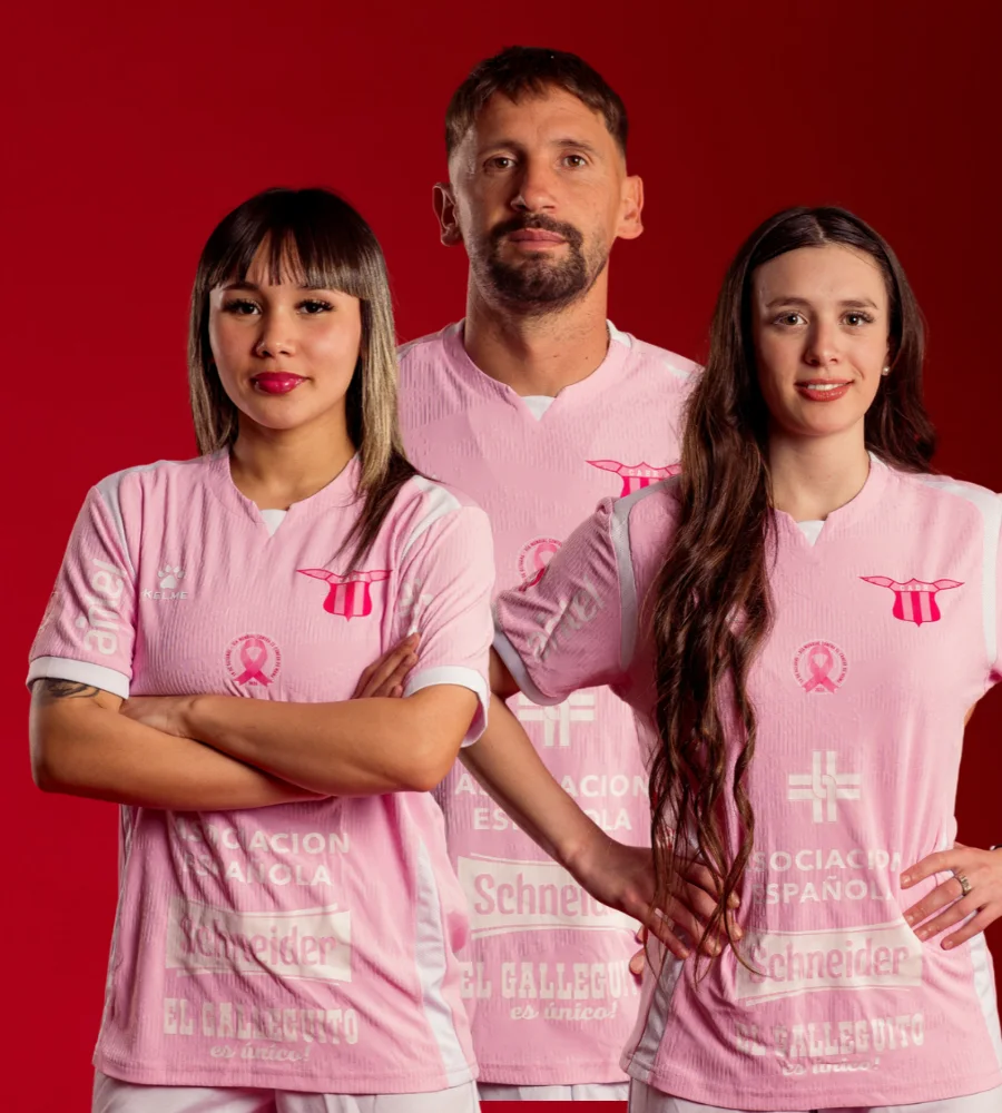 Jugadores y jugadoras con la camiseta rosa de Boston River