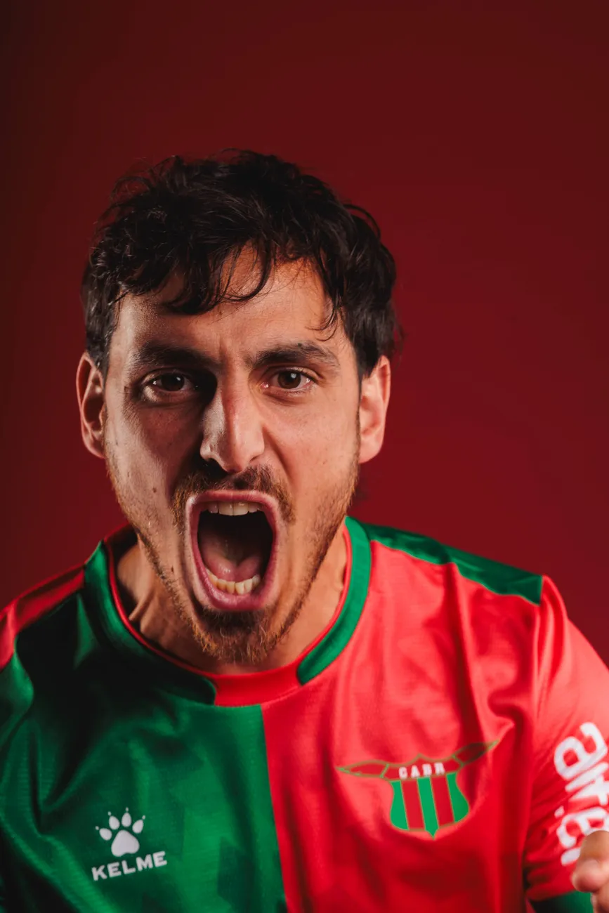 Jugador del plantel 2026 gritando